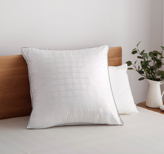 Deluxe Hotel 800g Soft and Medium European Pillow